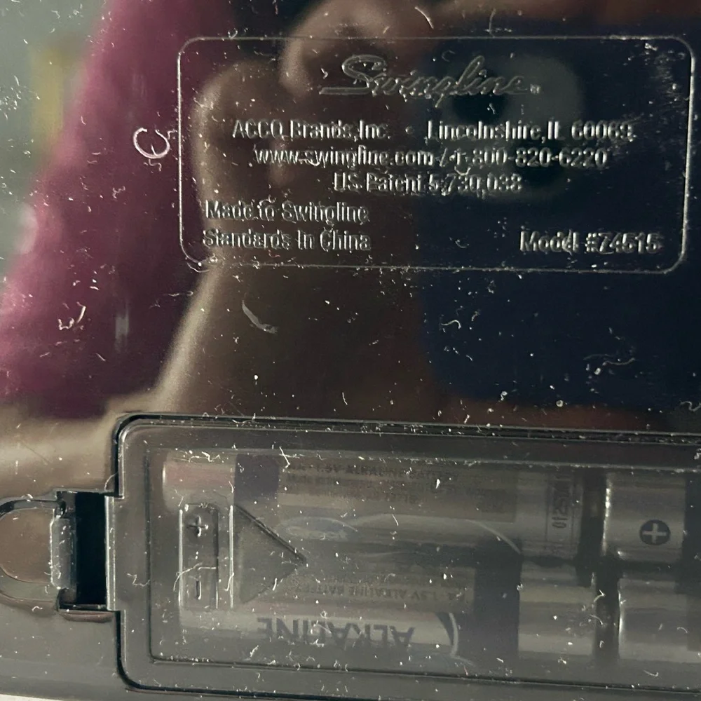 Swingline (2007) Electric Portable Desktop 3-Hole Punch - Batteries Not Included - Picture 14 of 17